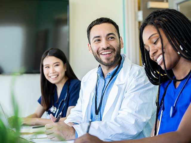 Image of doctor working with nurses