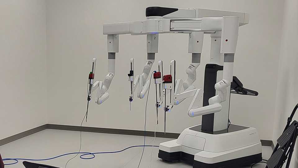 The da Vinci Xi Surgical System is an advanced robotic surgical platform designed for minimally invasive procedures.